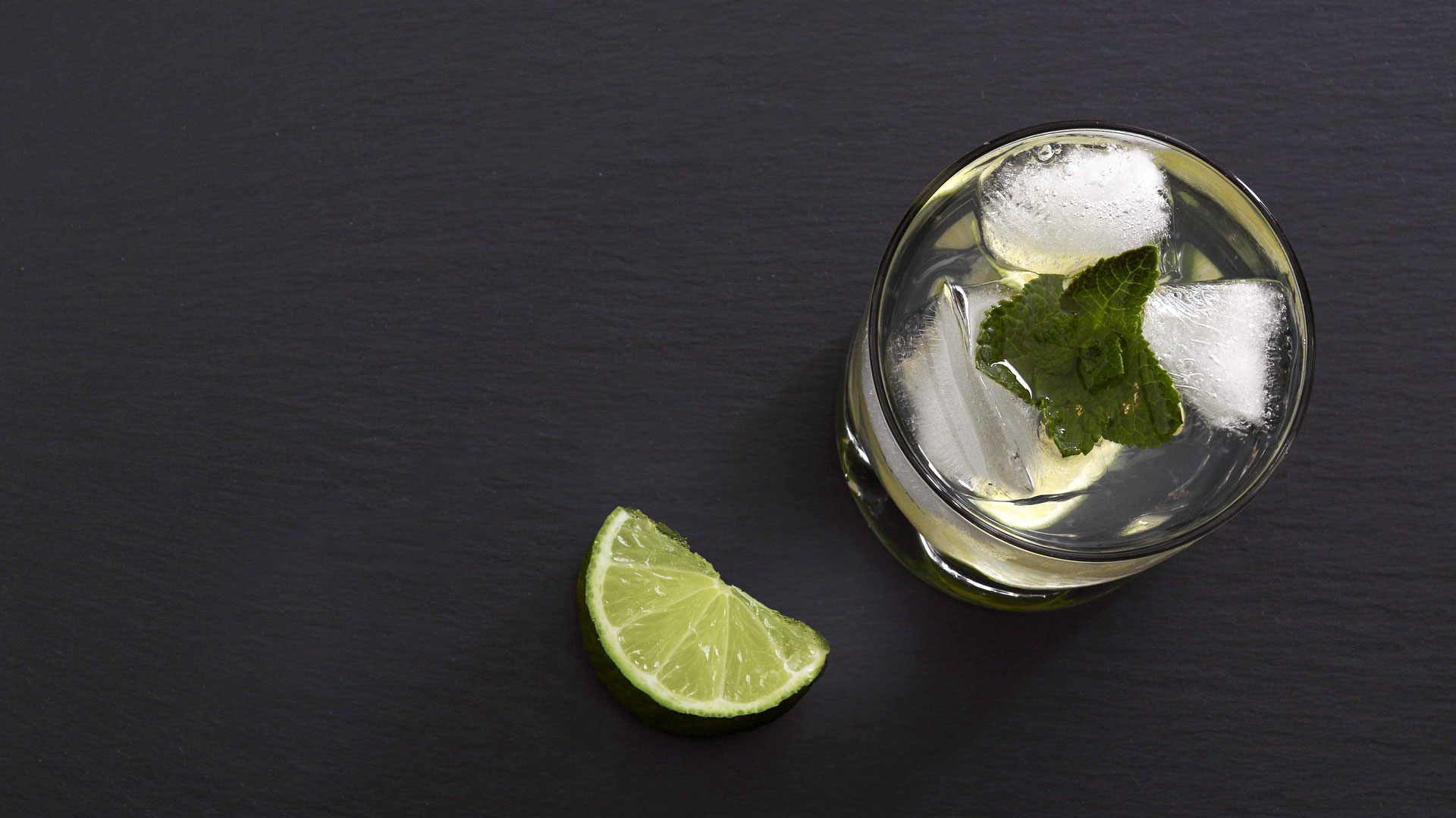 Verre de caipirinha et tranche de citron vert