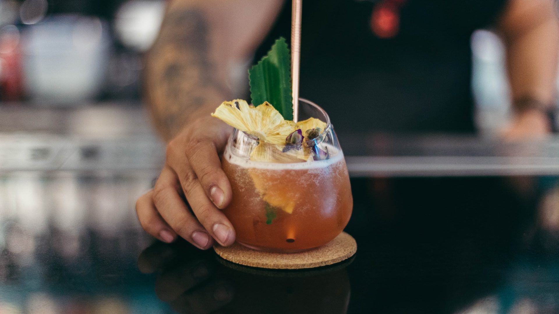 Barman qui sert un cocktail dans un verre