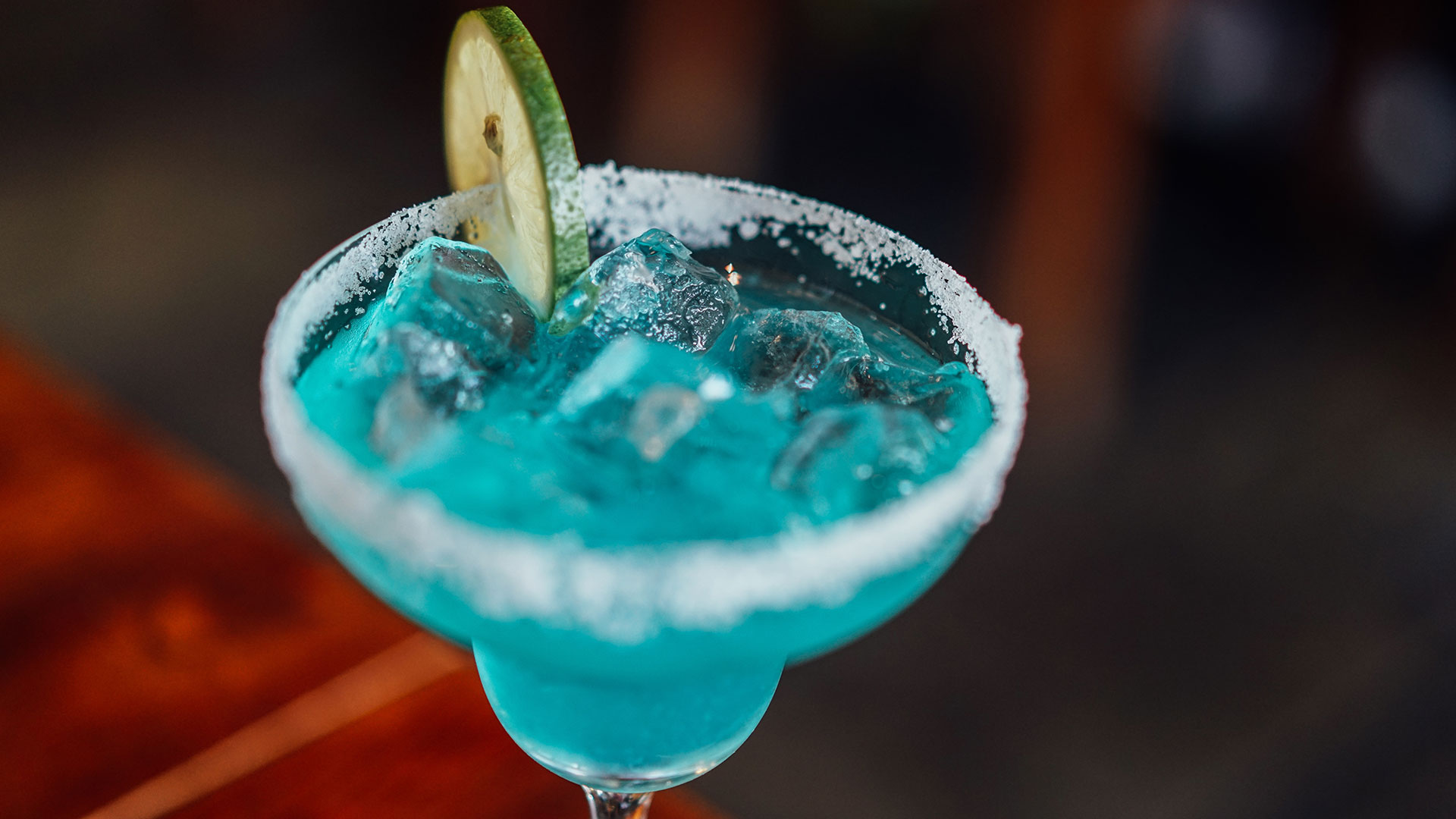 Margarita "bleuté" dans un verre a pied avec tranche de citron vert