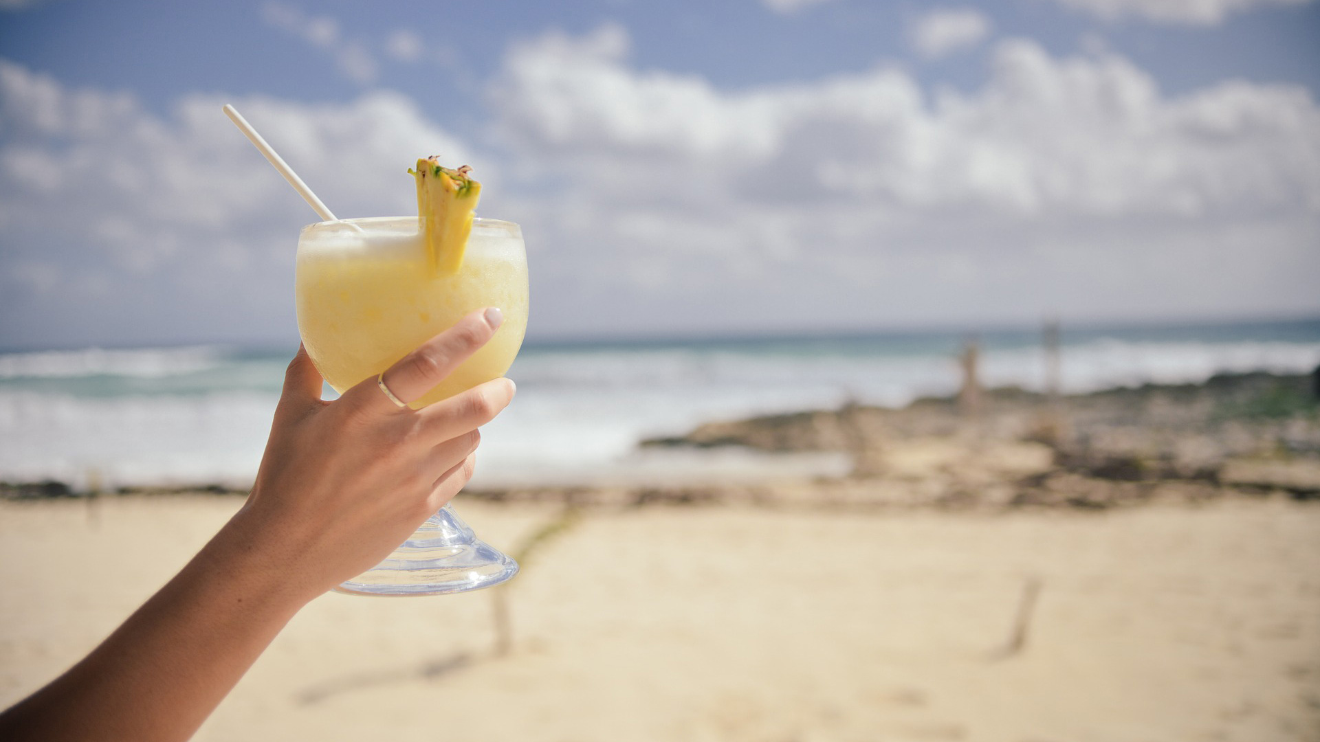 Pina colada et tranche d'ananas sur la plage