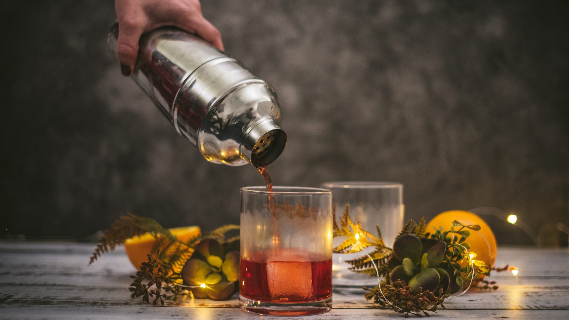 Barman qui sert un verre de Negroni dans un verre